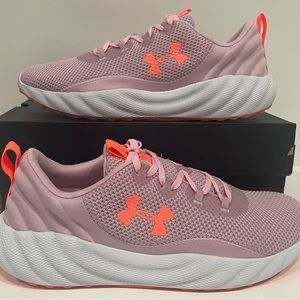 Under armour women shoes size 7.0 new with box
